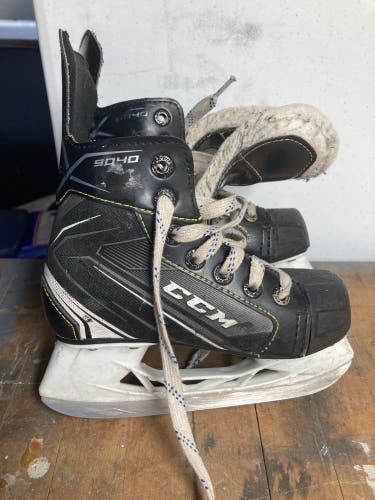Used CCM Regular Width Size 12 9040 Hockey Skates