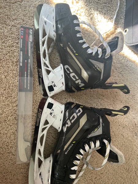 Junior Used CCM AS-580 Hockey Skates Regular Width Size 5 with black stepsteel runners