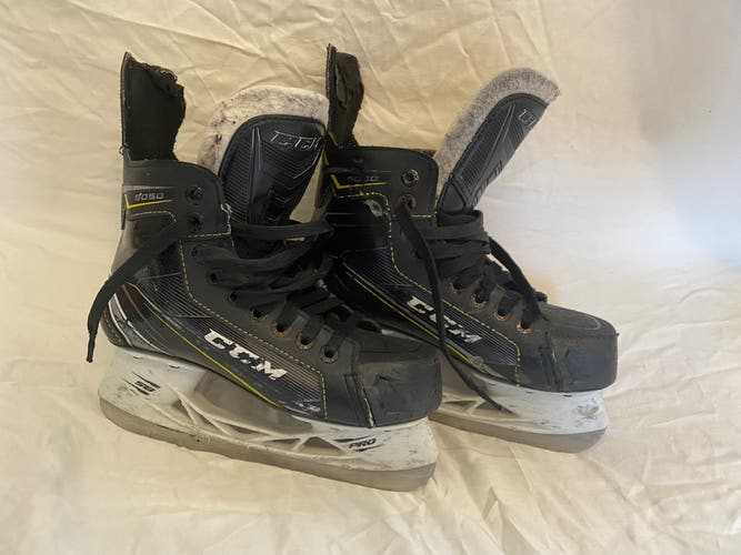 Used CCM Regular Width   Size 4 Tacks 9050 Hockey Skates