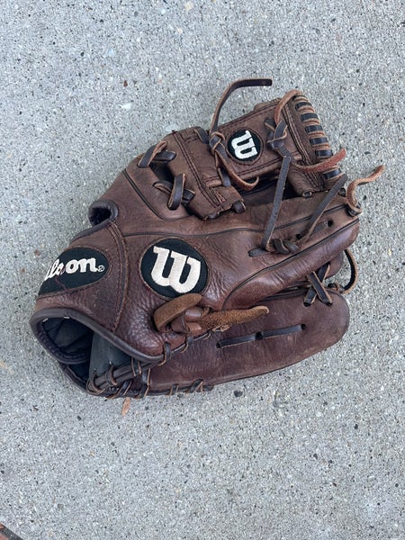 Used Wilson A950 Right Hand Throw Infield Baseball Glove 11.5