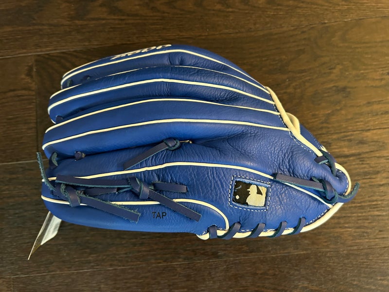 Wilson 12 inch(s) Toronto Blue Jays Right Hand Throw Baseball