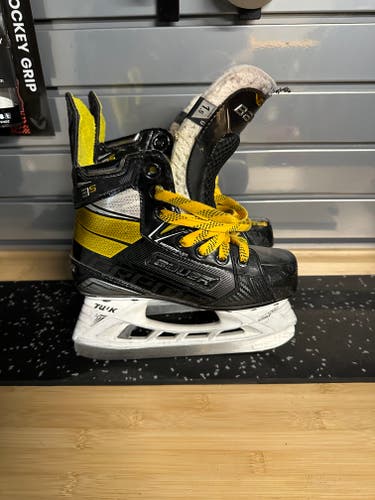 Junior Used Bauer Supreme 3S Hockey Skates Regular Width Size 1.5