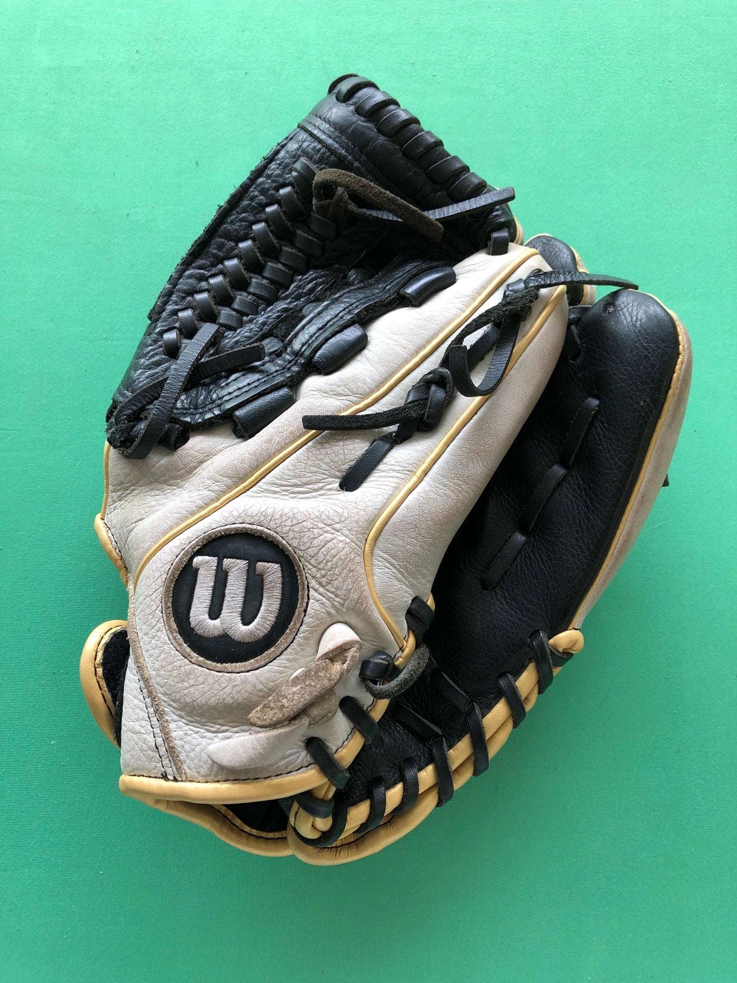 Used Wilson A950 Right Hand Throw Infield Baseball Glove 11.5