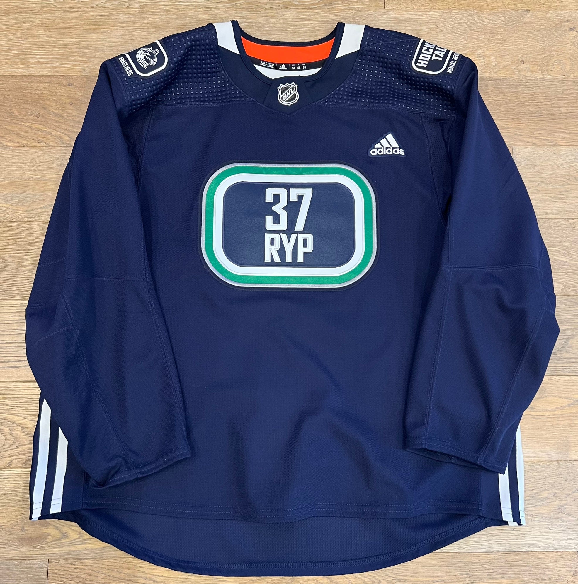 Elias Pettersson Canucks Hockey Fights Cancer Jersey MiC