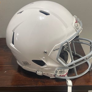 White riddell victor  small