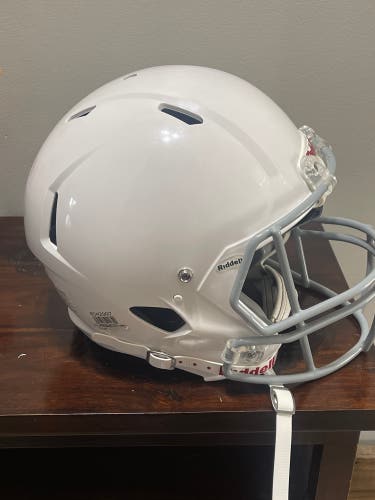 White riddell victor  small