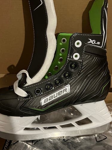 Youth New Bauer XLS Hockey Skates Regular Width Size 1