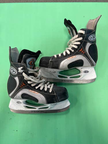 Used Junior Easton Synergy 200 Hockey Skates Size 3.0D