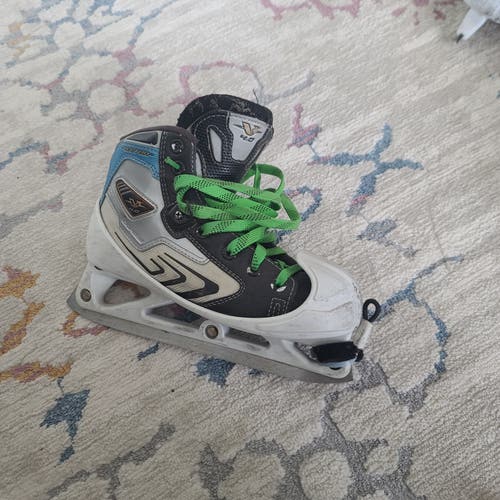 Junior Used CCM Vector 4.0 Hockey Goalie Skates Regular Width Size 2