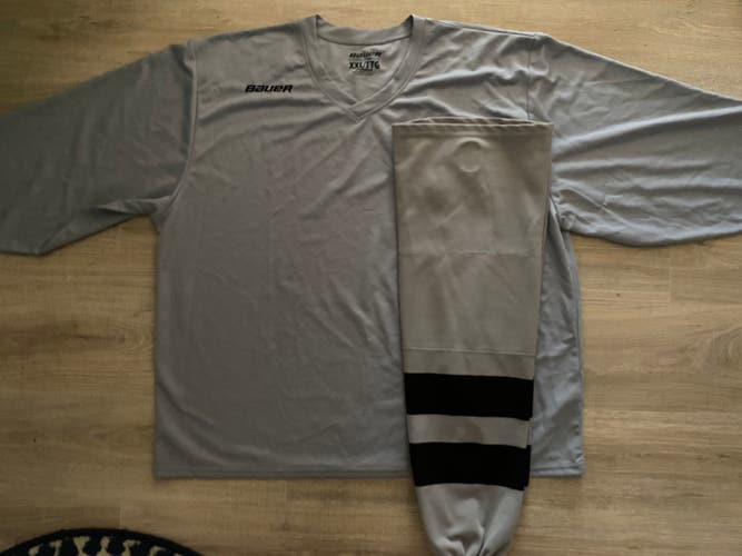 Bauer Adult XXL Gray Practice Hockey Jersey with Socks