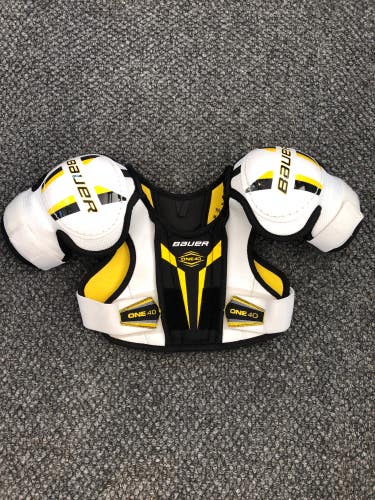 Used Youth Bauer Supreme One40 Hockey Shoulder Pads (Size: Medium)