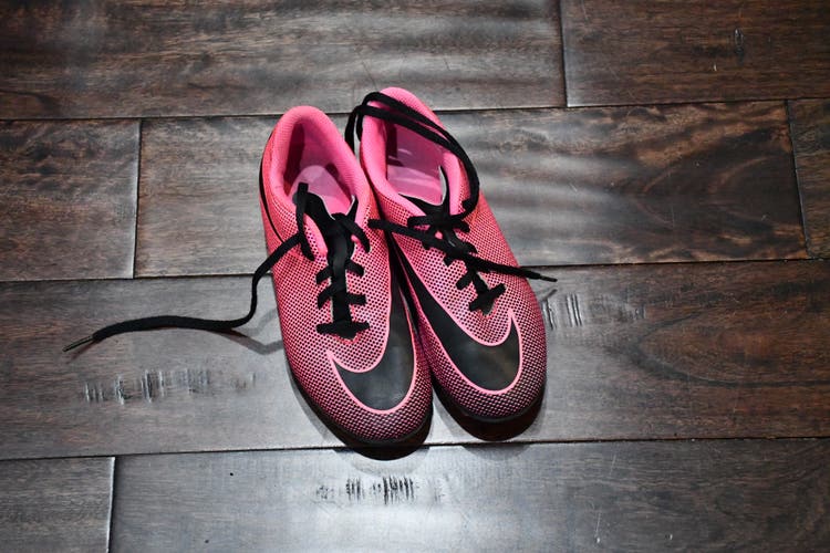 Pink Kids Used Men's 2.5 (Women's 3.5) Nike Cleats