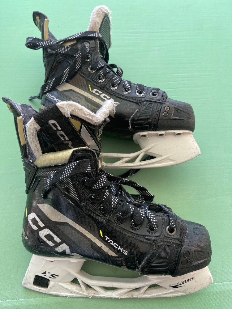 Junior Used CCM AS-V Hockey Skates D&R (Regular) 1.0