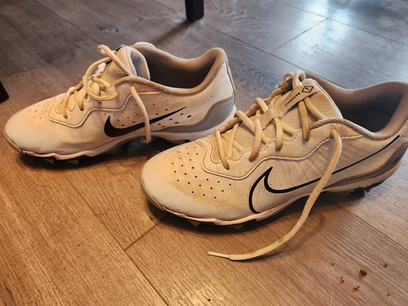 Nike White Adult Used Men's Size 7.5 Molded Cleats