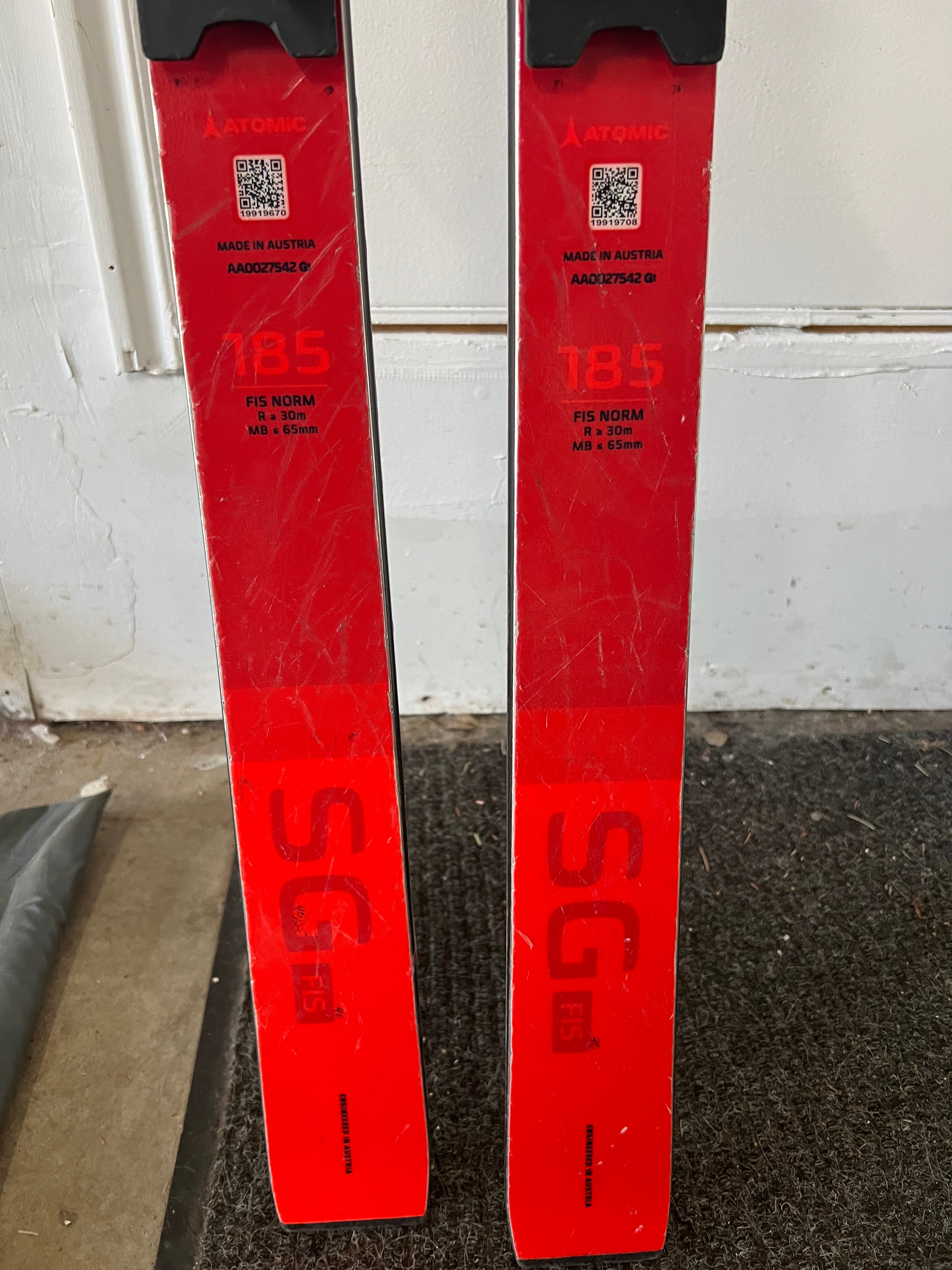 Used Atomic SG 185 cm with 30m radius Racing Skis With Binding Max 