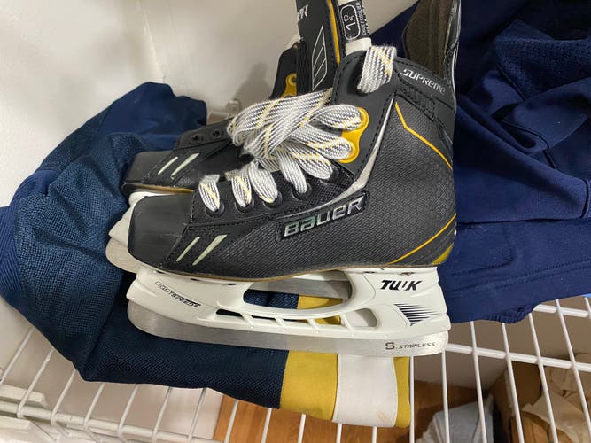 New Bauer Size 1.5 Supreme Hockey Skates