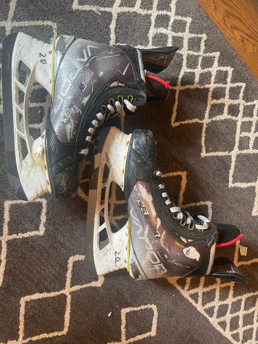 Used Bauer   Size 8.5 Vapor Hyperlite Hockey Skates