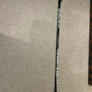 Senior Right Handed P28 Pro Stock Supreme 2S Pro Hockey Stick
