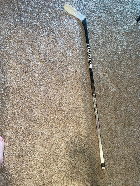 Senior Left Hand P28 Vapor Hyperlite Hockey Stick