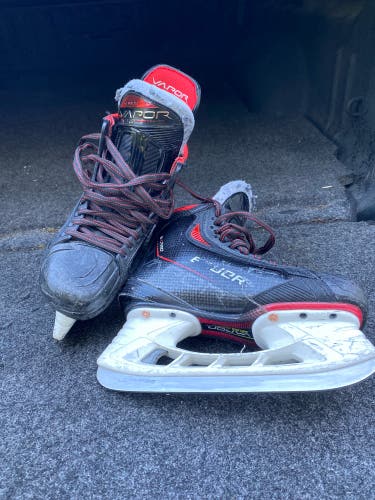 Junior Bauer Regular Width Size 4 Vapor 3X Pro Hockey Skates