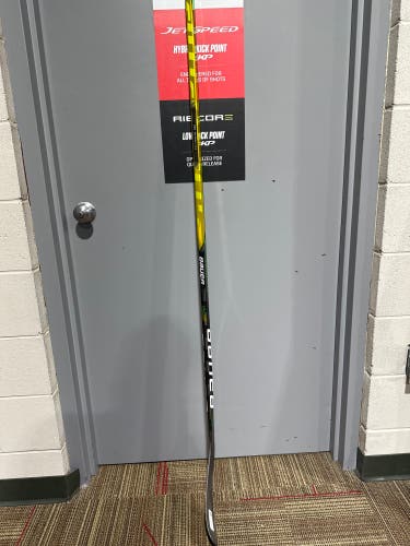 Senior Right Handed P28 87 flexSupreme UltraSonic Hockey Stick