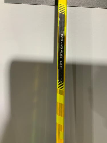 Junior Right Handed P88 40 flex Supreme UltraSonic Hockey Stick