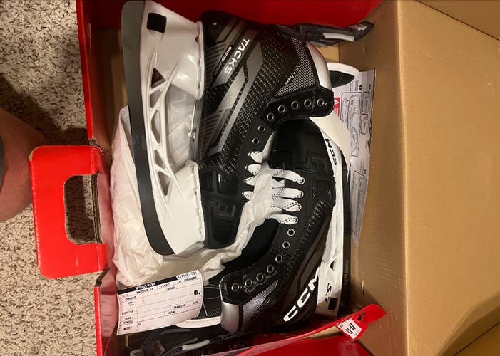 New CCM Regular Width Pro Stock Size 10.5 AS-V Pro Hockey Skates
