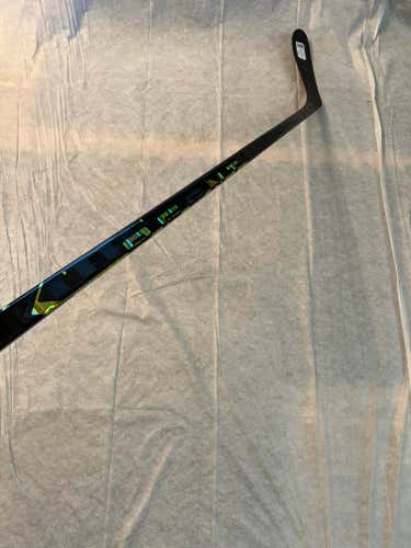 Bauer AG5NT Hockey Stick | 77 Flex P28 Curve | Senior Left Hand