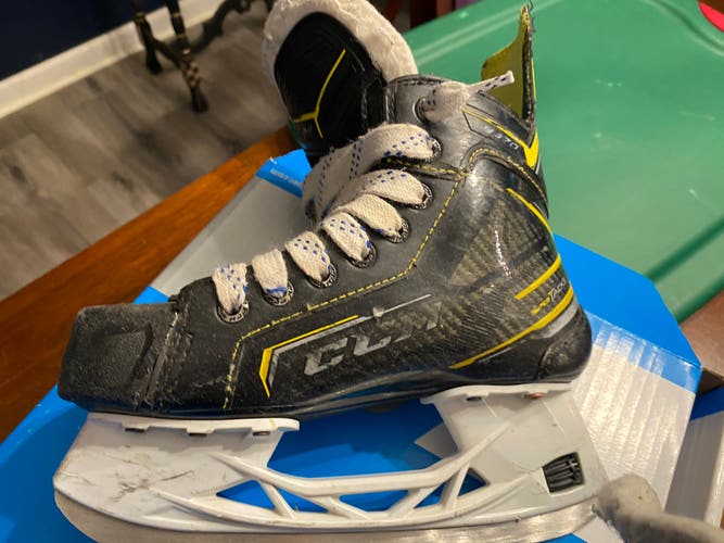 Used CCM Size 2.5 Super Tacks Hockey Skates