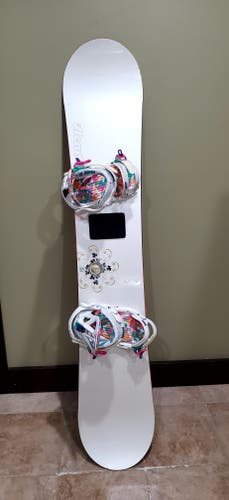 Used Women's HEAD Snowboard All Mountain With Bindings Medium Flex True Twin