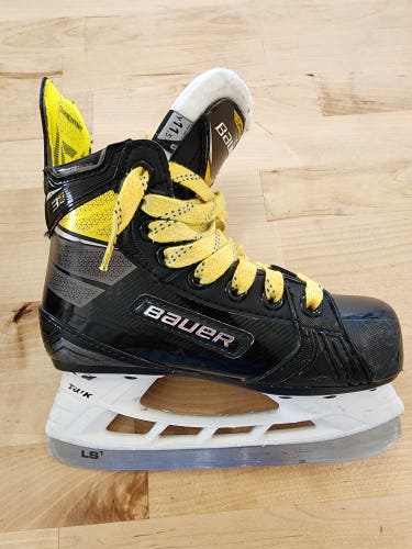 Youth Used Bauer Supreme 3S Pro Hockey Skates Regular Width Size 11.5