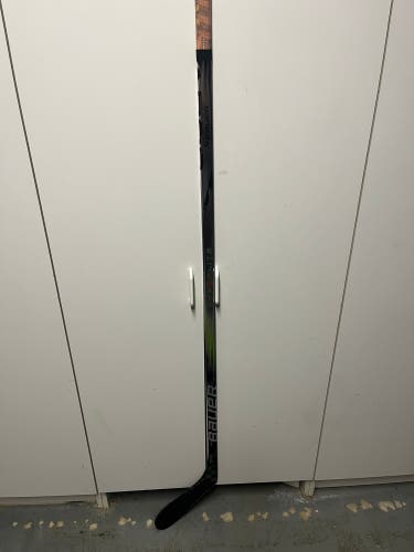 Intermediate Right Handed P28  vapor hyperlite 2 Hockey Stick