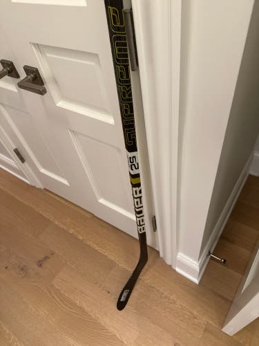 Used Right Handed P28 Supreme 2S Hockey Stick