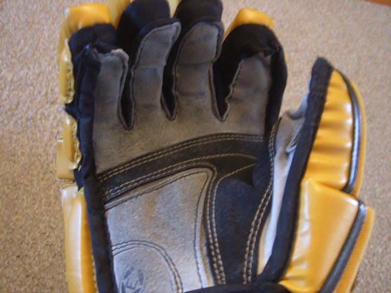 Found some old Easton synergy gloves. : r/hockeyplayers