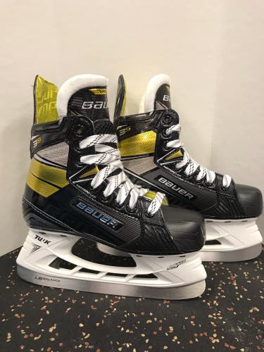 Junior New Bauer Supreme 3S Hockey Skates Regular Width Size 2