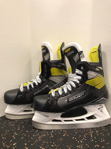 Intermediate New Bauer Supreme 3S Hockey Skates Size 5 / Fit 1