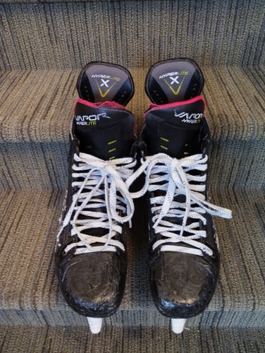 Senior Used Bauer Vapor Hyperlite Hockey Skates Wide Width Pro Stock Size 8.5