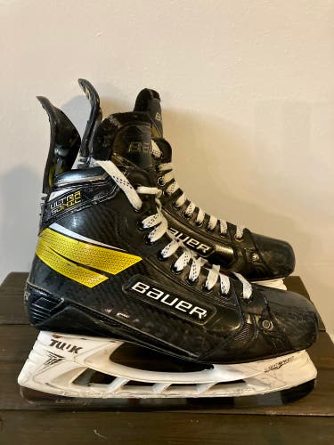 Used Bauer Wide Width  Size 9.5 Supreme UltraSonic Hockey Skates
