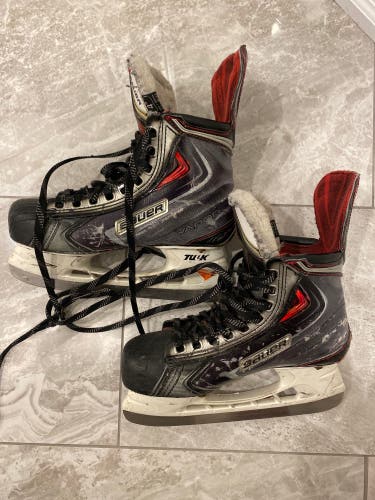Intermediate Bauer Regular Width Size 4 Vapor APX2 Hockey Skates