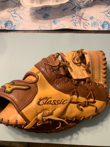 Mizuno Classic First Baseman’s Glove, RHT