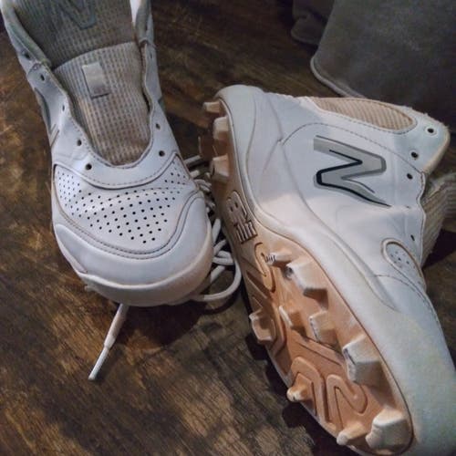White Used New Balance Size 6.5 (Women's 7.5) Molded Cleats