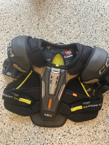 CCM  Tacks AS-V Shoulder Pads SR. XL-Like New