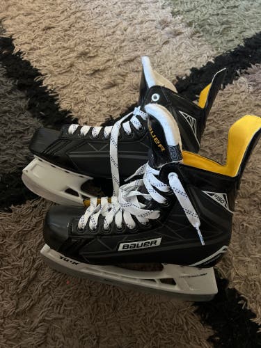 New Bauer Regular Width   Size 6.5 Supreme S150 Hockey Skates