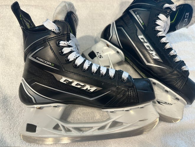 Junior New CCM RibCor 76K Hockey Skates Regular Width Size 4