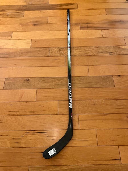New Bauer Hyperlite 2 Hockey Stick P28/70 Flex/Right Handed