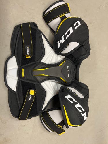 New Large CCM Tacks 9060 Shoulder Pads