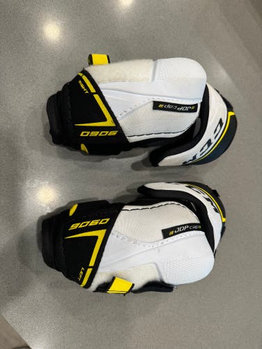 Used Medium CCM Tacks 9060 Elbow Pads