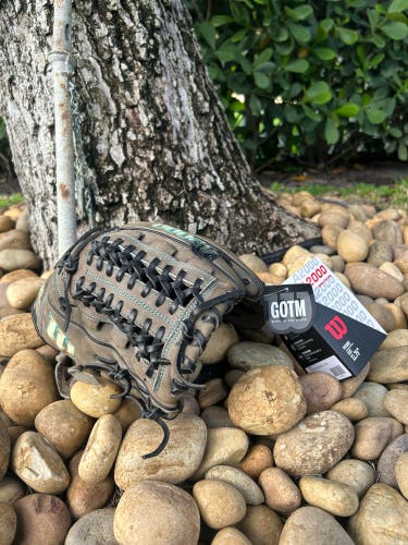 Pitcher's 11.75" A2000 Baseball Glove