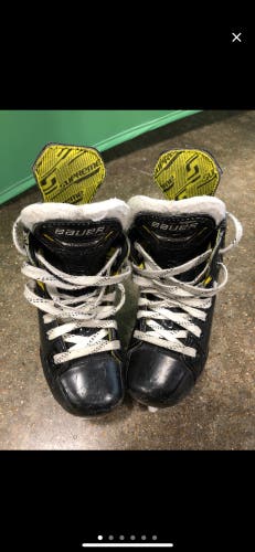 Youth Used Bauer Supreme M5 Pro Hockey Skates D&R Regular) 10.5