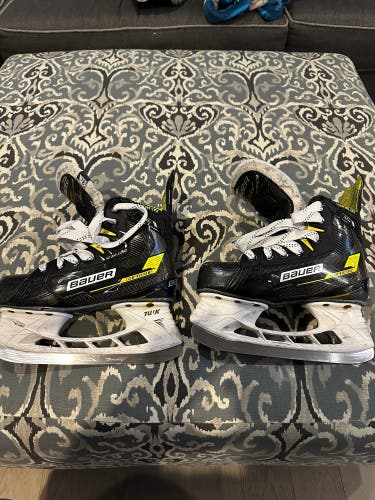 Used Bauer Extra Wide Width  Size 3.5 Supreme M4 Hockey Skates